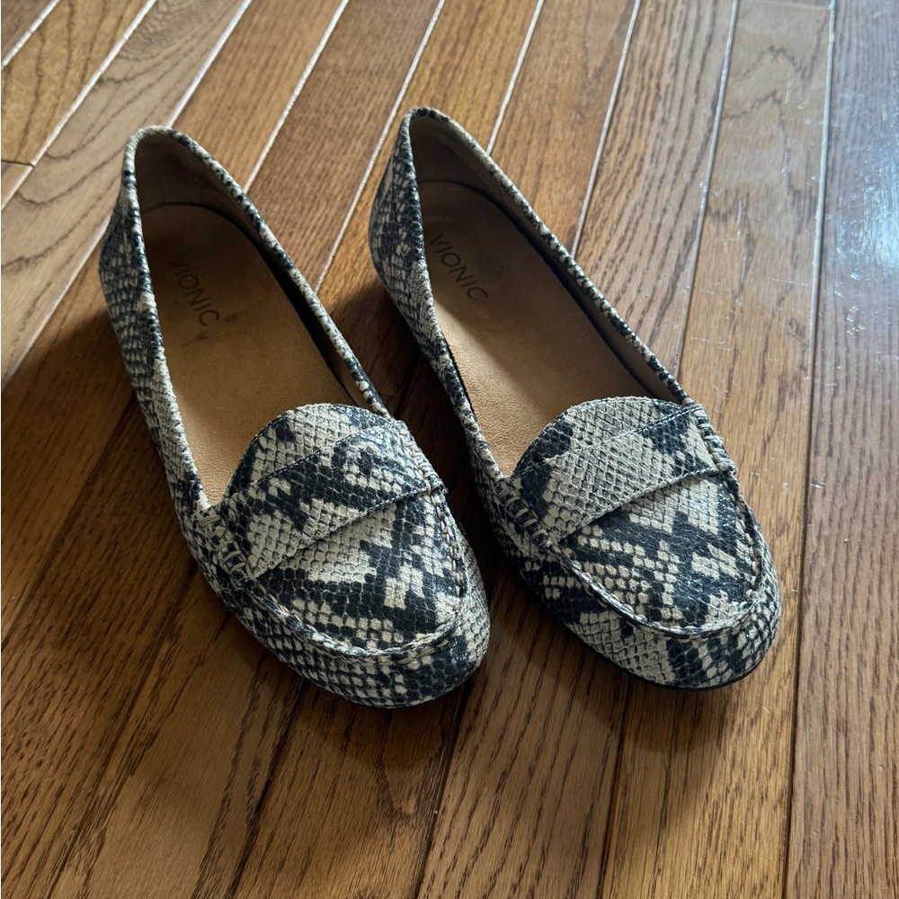 Vionic Women's Snakeskin Loafers - Black and Cream